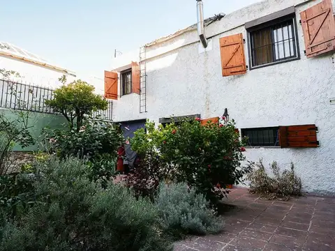 Venta casa con fondo garage y apto en Tres Cruces