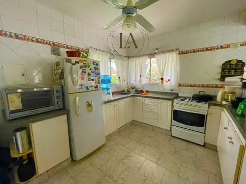 Casa 4 ambientes con 2 baños