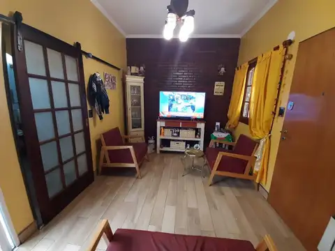 TIPO CASA 2 DORMITORIOS RECICLADO CON PATIO Y PARRILLA