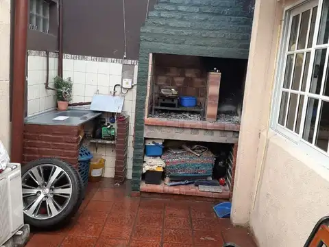 TIPO CASA 2 DORMITORIOS RECICLADO CON PATIO Y PARRILLA
