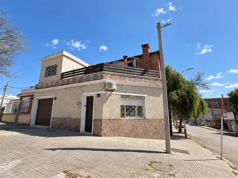 VENTA CASA 4 DORMITORIOS, PATIO Y GARAGE - CAPURRO