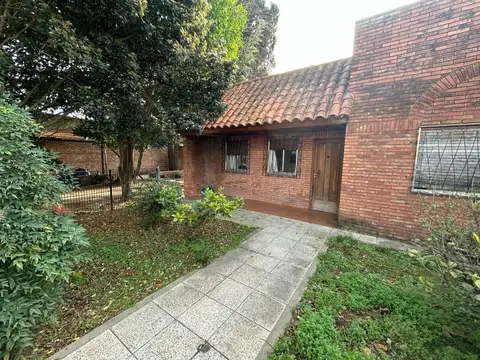 CASA 3 AMBIENTES, PARQUE, COCHERA, PARRILLA. TURDERA CENTRO.
