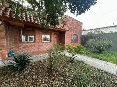 CASA 3 AMBIENTES, PARQUE, COCHERA, PARRILLA. TURDERA CENTRO.