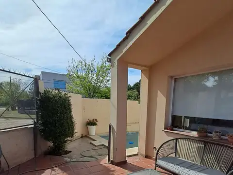 Casa 4 ambientes con 2 baños