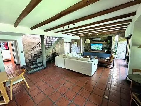 Casa 6 ambientes con 4 baños