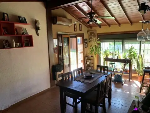 Casa 4 ambientes con 2 baños