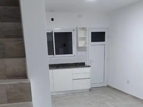 Hermoso duplex de dos dormitorios. cochera y servicios