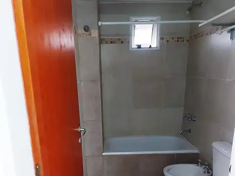 Monoambiente con amplia terraza exclusiva, de escalera, bajas expensas.