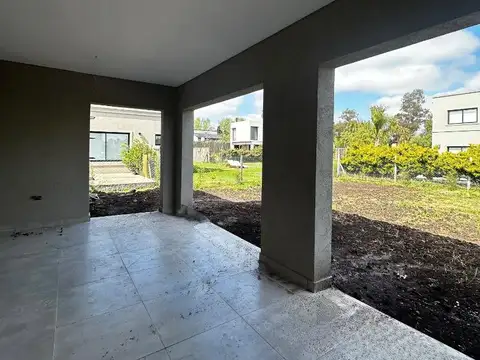 ADG. CASA 4 AMBIENTES EN BARRIO SANTA EMILIA