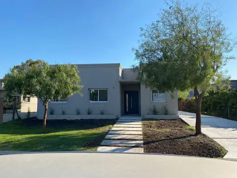 Casa en Venta con 2 cocheras
