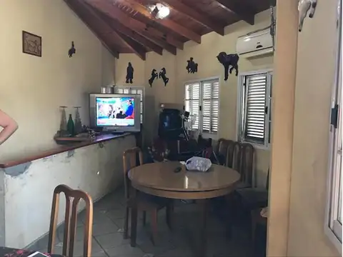 Casa 4 ambientes con 1 baño