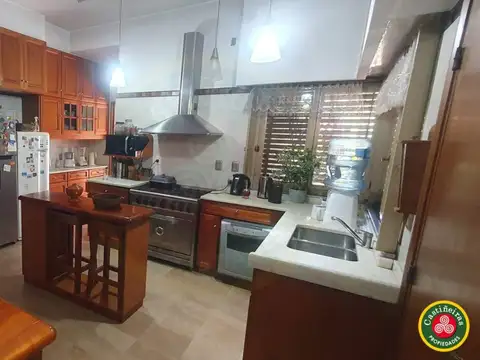 Venta - Chalet - Amplio Jardin - Piscina - Quincho - Garage para 2 vehiculos - Barrio Ingles  