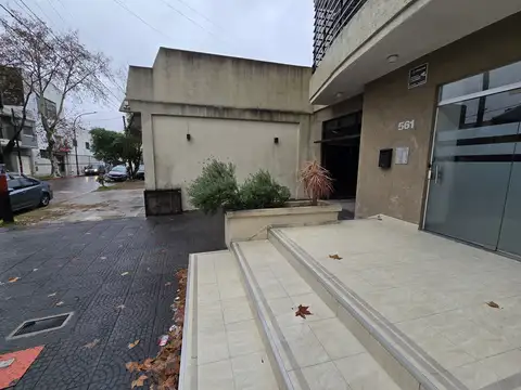Cochera en venta en Lanús Oeste. Portón Automatizado.