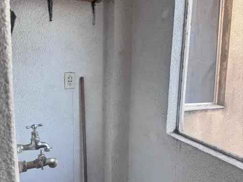 VENTA - DEPARTAMENTO 2 DORMITORIOS  POR ESCALERA CON BALCON - REP. SE LA SEXTA