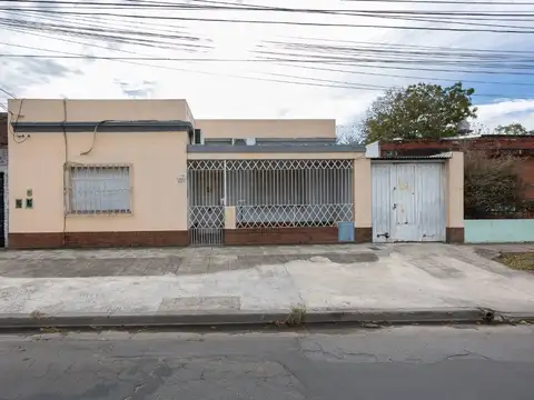 Casa a refaccionar + Depto de 2 amb en Hurlingham