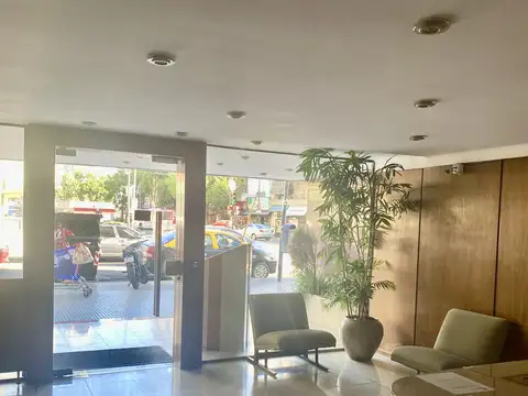 Excelente departamento  de 3 ambientes al contra frente con orientación Norte, reciclado,