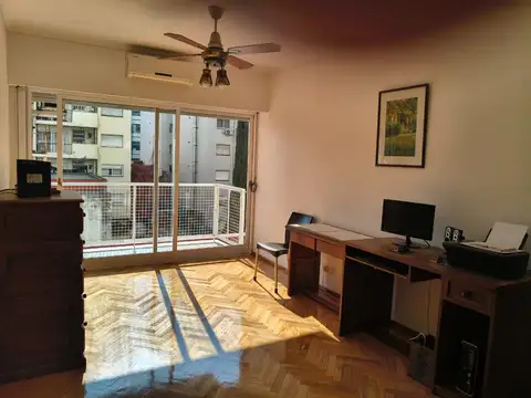 Excelente departamento  de 3 ambientes al contra frente con orientación Norte, reciclado,