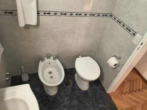 Excelente departamento  de 3 ambientes al contra frente con orientación Norte, reciclado,