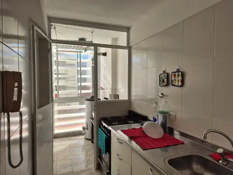 Excelente departamento  de 3 ambientes al contra frente con orientación Norte, reciclado,