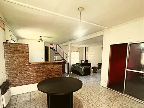 Casa 6 ambientes con 2 baños