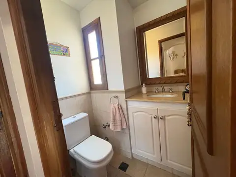 Casa 8 ambientes con 3 baños