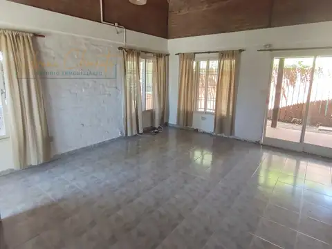 Casa 4 ambientes con 2 baños