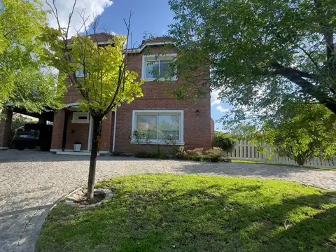 Casa en Alquiler con 2 cocheras