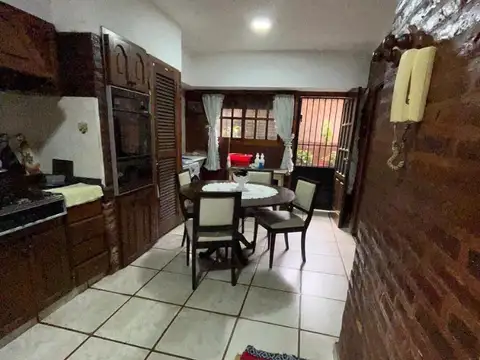 APTO CREDITO Casa 4 Amb,3 dormitorios,Martínez 3 con Patio
