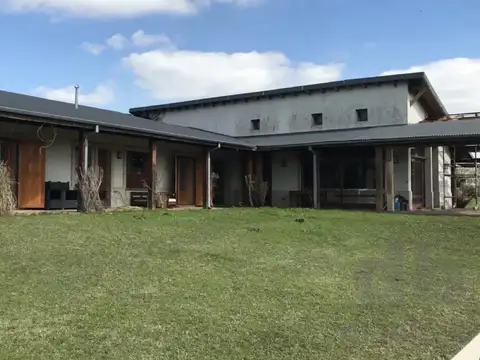 Casa en Venta con 4 cocheras