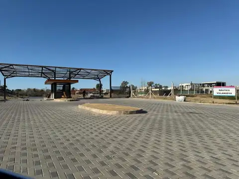 Lote en barrio nautico.