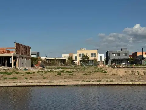 Lote en barrio nautico.