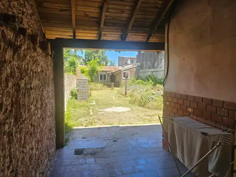 EN VENTA EN CASEROS LOTE 8,66 x 50 MTS P.H FRENTE DE TRES AMBIENTES FICHA 10231