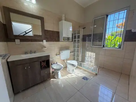 Casa 5 ambientes con 2 baños