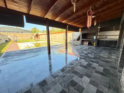 Casa en Venta con 2 cocheras