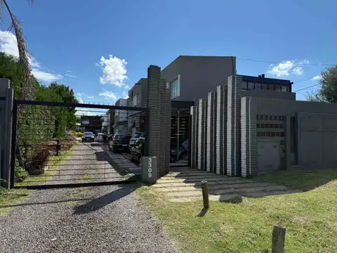 Amplia casa 3 dormitorios en complejo Blas Parera