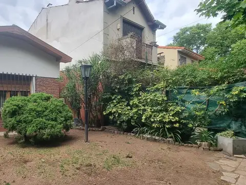 EN VENTA EN CIUDAD JARDIN CHALET DE 3 AMBIENTES 2 BAÑOS SOBRE LOTE DE 240M2 - FICHA 10175