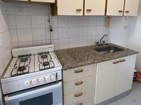 DEPARTAMENTO SOBRE AVENIDA PRINCIPAL. A 1 CUADRA DEL MAR. PERMUTA POR PROPIEDAD EN CABA