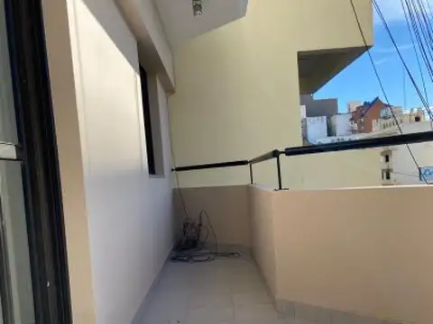 DEPARTAMENTO SOBRE AVENIDA PRINCIPAL. A 1 CUADRA DEL MAR. PERMUTA POR PROPIEDAD EN CABA