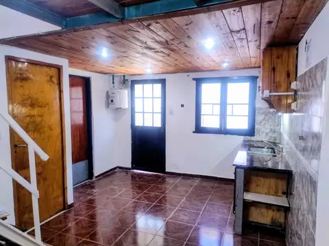 SE ALQUILA LINDO PH DE 3 AMBIENTES Y MEDIO EN 2 PLANTAS CON PARRILLITA Y PEQUEÑO ESPACIO PARA LAVARROPAS