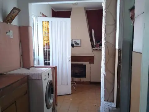 VENTA CASA 4 AMBIENTES  CON COCHERA - BANFIELD