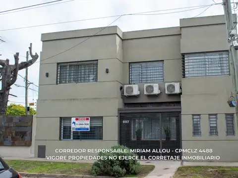 CASA EN VENTA EN TEMPERLEY CON PISCINA, COCHERA PARA DOS AUTOS Y DETALLES DE CATEGORÍA