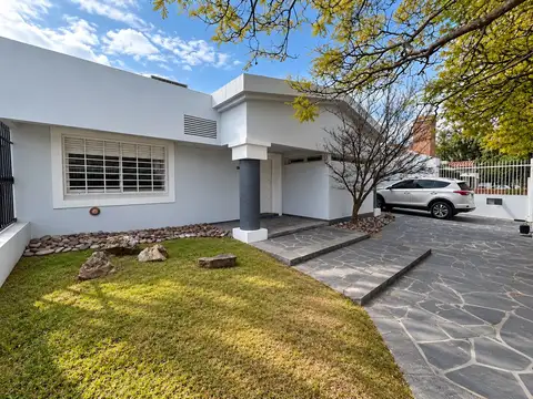 Casa 8 ambientes con 3 baños