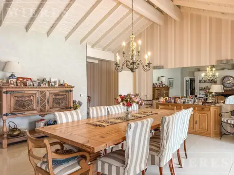Casa en Venta con 2 cocheras
