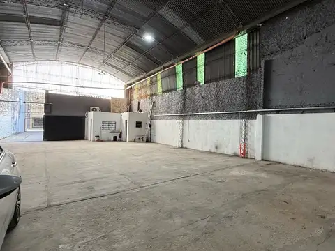 VENTA - Galpón en  Abasto, con oficina y baño.