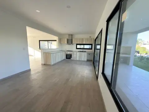 Casa 4 ambientes con 3 baños