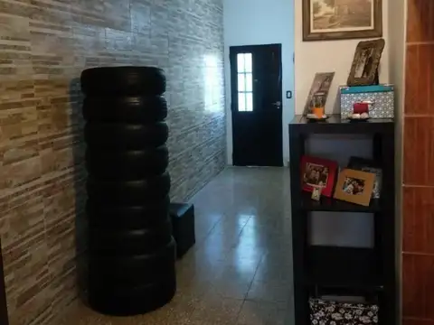 Casa en venta - 2 Dormitorios 1 Baño - Cocheras - 210Mts2 - Caseros