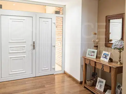 Casa en Alquiler con 2 cocheras