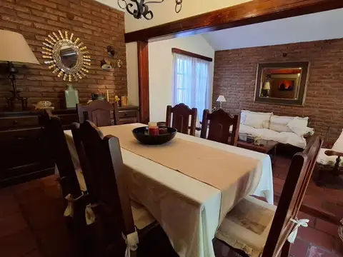 Casa 4 ambientes con 2 baños