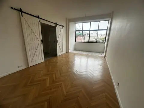 Departamento 3 ambientes   escritorio. Reciclado a nuevo. Almagro