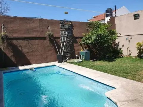 OPORTUNIDAD CASA MULTIAFAMILIAR CON JARDIN QUINCHO PISCINA ESCUCHA OFERTA